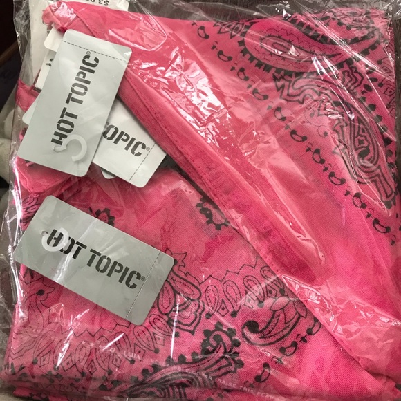 Hot Topic Accessories - 🍍12 Hot Topic Hot Pink and Black Bandanas NWT
